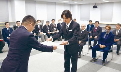 写真：冬場の道路維持に貢献した個人、企業をたたえた感謝状贈呈式