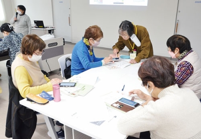 写真：スマホの使い方を学ぶ参加者