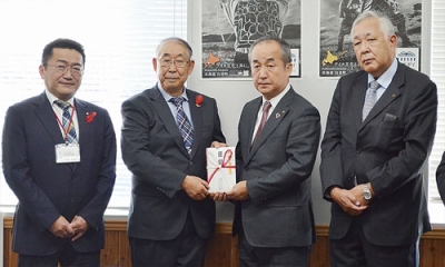 写真:千田会長(左から2人目)に善意を手渡す室蘭建設業協会の中田会長