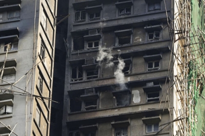 写真：消火活動が続く火災現場の高層住宅＝２８日、香港北部・新界地区大埔（共同）