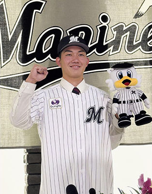 写真：ロッテへの入団が決まった石垣元気＝２７日、群馬県高崎市