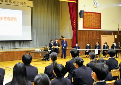 写真：鷲別中生徒に海老名市の魅力を伝える訪問団。右は白石市の訪問団