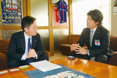 写真：大塩町長（左）に活動方針などを説明する渡辺新理事長