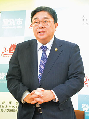 写真:給食センターについて自身の考えを示した小笠原市長