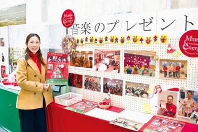写真：活動パネル展と節目のコンサートをＰＲする太田代表