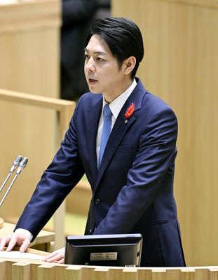 写真:道議会で泊原発3号機の再稼働について発言する鈴木直道知事=28日午後