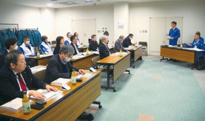 写真:北電社員の説明に耳を傾ける室蘭商議所の議員会メンバーら