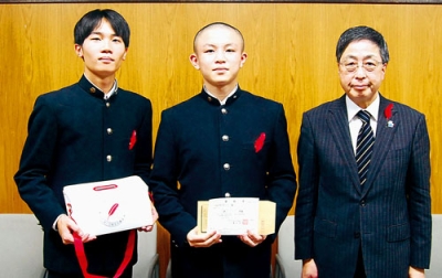 写真：髙木事務局長（右）に善意を手渡す生徒会の岡崎会長（中央）と五十嵐副会長