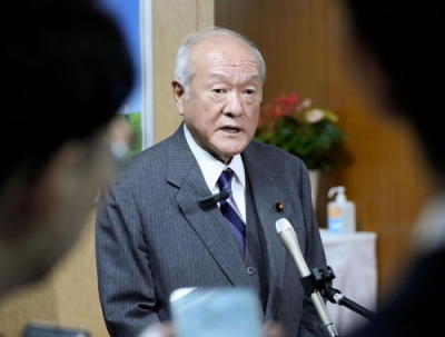 写真：衆院会派「改革の会」の議員と会談後、記者団の取材に応じる自民党の鈴木幹事長＝２８日午後、東京・永田町の党本部