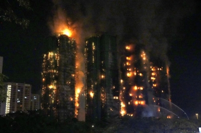 写真：火災が起きた香港北部の高層住宅＝２６日（共同）
