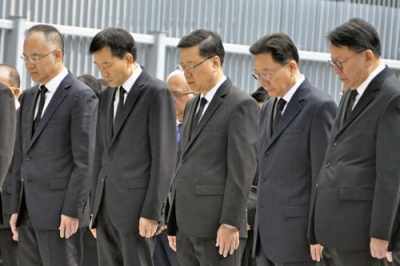 写真：香港政府庁舎の広場で黙とうする李家超行政長官（中央）ら＝２９日（共同）