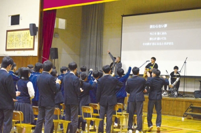 写真：楽曲の歌詞に思いをはせながら、ライブを楽しむ生徒たち