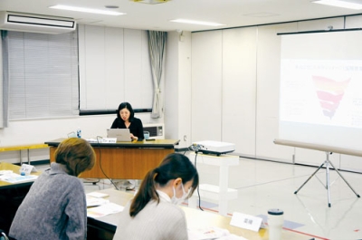 写真：「プレコンセプションケア」について理解を深める養護教諭ら