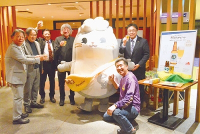 写真：地ビール完成を祝う関係者たち