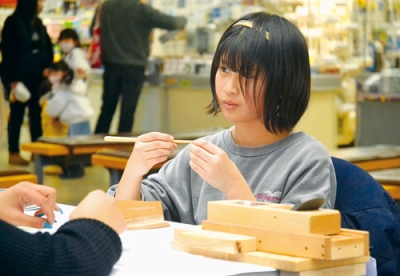 写真：マイ箸作りを体験する参加者