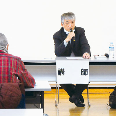 写真：やさしい精神保健講座で講義する柏倉医師