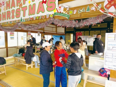 写真：クリスマスの装飾が施された会場でイベントを楽しむ子どもたち