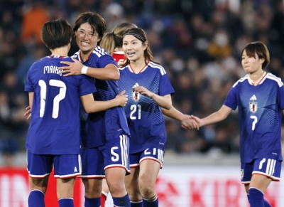 写真：カナダに快勝し喜ぶ高橋（左から２人目）ら＝ピーススタジアムｂｙＳｏｆｔＢａｎｋ