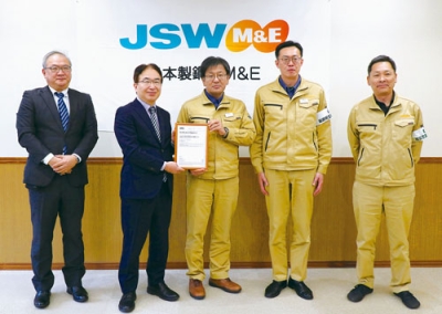 写真：登録証を手にする上田社長（中央）ら（提供写真）