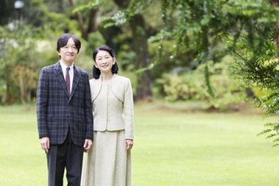 写真：６０歳の誕生日を迎えられた秋篠宮さまと紀子さま＝１日、東京・赤坂御用地（宮内庁提供）