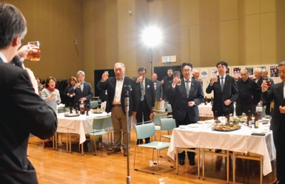 写真：芸術文化活動の発展を願って祝杯を挙げる出席者