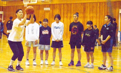 写真：女子部員にシュートを伝授する松田選手