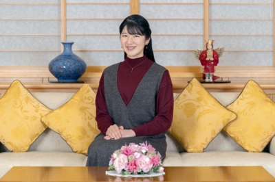 写真：２４歳の誕生日を迎えられる愛子さま＝１１月７日、皇居・御所（宮内庁提供）
