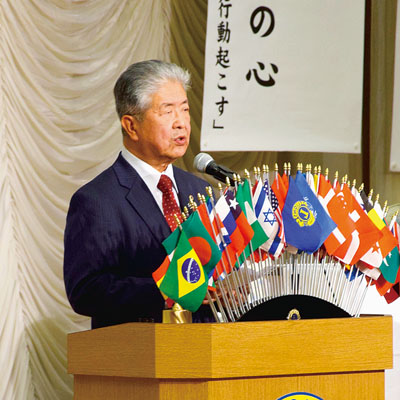 写真：活動６５周年の記念式典であいさつする金濱会長