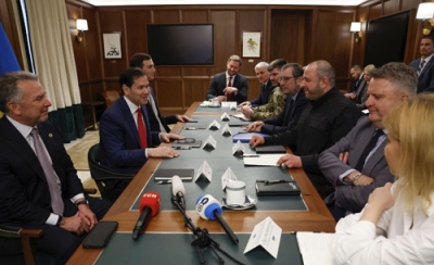 写真:ロシアとの和平案を巡り、ウクライナ高官と協議したルビオ米国務長官(左から2人目)ら=11月30日、米フロリダ州(ロイター=共同)