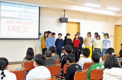 写真：財田米の学習成果について発表するとうや小５年生