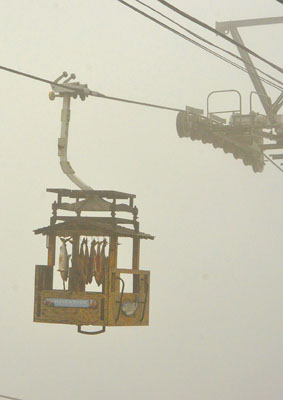 写真：初日はあいにくの雨天と霧がかった中で運行した「とば号」