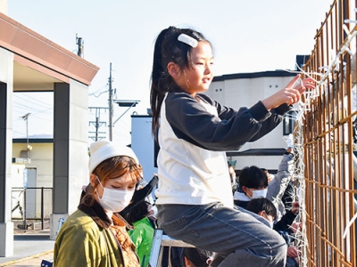 写真：ＪＲ洞爺駅をイルミネーションで彩る小さな“電気屋さん”