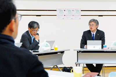 写真：タウンミーティングで思いを語る堀井市長