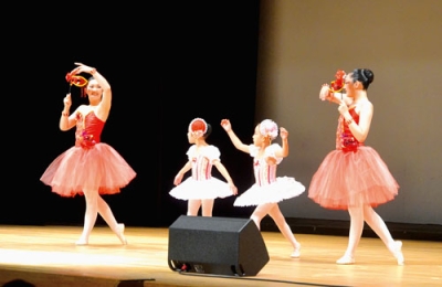 写真：トップバッターを務めたＡＹＡＫＯバレエ研究所