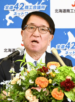 写真：北海道商工会議所連合会の新会頭に選ばれ、記者会見する安田光春氏＝１日午後、札幌市