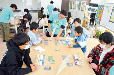 写真：カードゲームで環境問題を学ぶ来場者