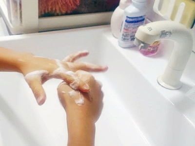 写真：手洗い、うがいなど感染予防策の徹底が求められる