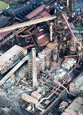 写真：火災があった日本製鉄の製鉄所＝１日午後０時８分、室蘭市（共同通信社ヘリから）