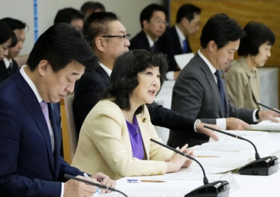 写真：租税特別措置と補助金の見直しに関する関係閣僚会議の初会合で、発言する片山財務相（左から２人目）＝２日午前、首相官邸