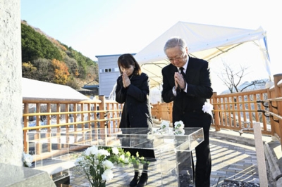 写真：中央自動車道笹子トンネル天井板崩落事故の慰霊碑に献花し、手を合わせる遺族＝２日午前、山梨県大月市（代表撮影）