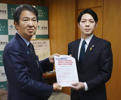 写真:大規模太陽光発電所(メガソーラー)の規制を石原環境相(左)に要望する鈴木直道知事=1日午後、環境省