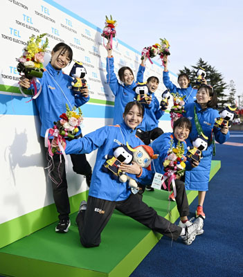 写真:全日本実業団対抗女子駅伝で初優勝し喜ぶ水本佳菜(手前中央)ら、エディオンの選手たち=11月、弘進ゴムアスリートパーク仙台