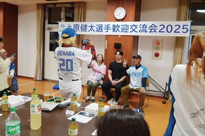 写真：上原投手と写真撮影をするファン