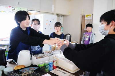 写真：手作り雑貨やコーヒーなどが販売されたウタラプチマルシェ