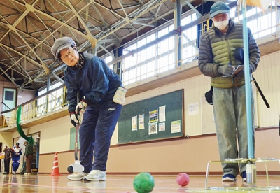 写真：フロアゴルフを楽しむ参加者ら