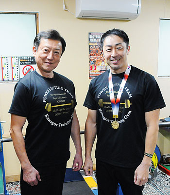 写真：金メダルを下げ笑顔を見せる篠原さん（右）と川越代表