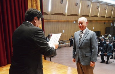 写真：小笠原市長から委嘱状を受け取る委員