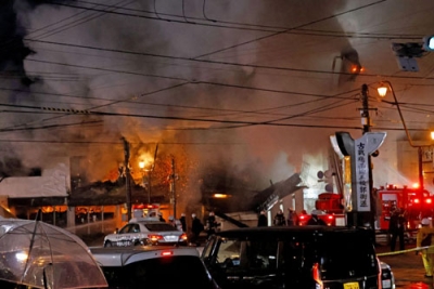 写真：窓から炎が噴き出す建物＝２日午後５時１６分、函館市