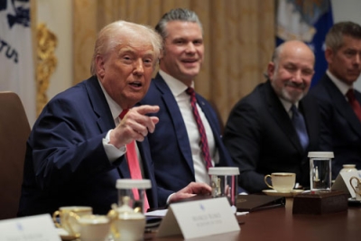 写真：２日、ホワイトハウスでの閣議で発言するトランプ米大統領（左）（ゲッティ＝共同）