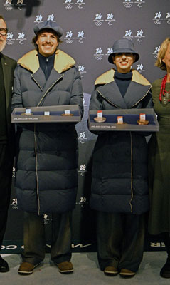 写真：ミラノ・コルティナ冬季五輪の表彰式で、メダル授与のサポートを行うボランティアが着用するユニホーム＝２日、ミラノ（共同）